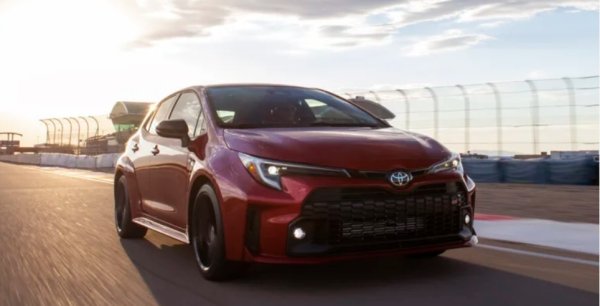 GR Corolla е впечатляващо произведение на автомобилното инженерство. Високоефективният трицилиндров двигател с турбокомпресор сам по себе си е достатъчен, за да му осигури място в книгата с историята на компанията. Малкият 1,6-литров двигател с турбокомпресор, който задвижва GR Corolla, дава 300 конски сили (да, това са 100 конски сили на цилиндър) &ndash; почти двойно повече от 169 коня, които предоставя стандартната Corolla.

